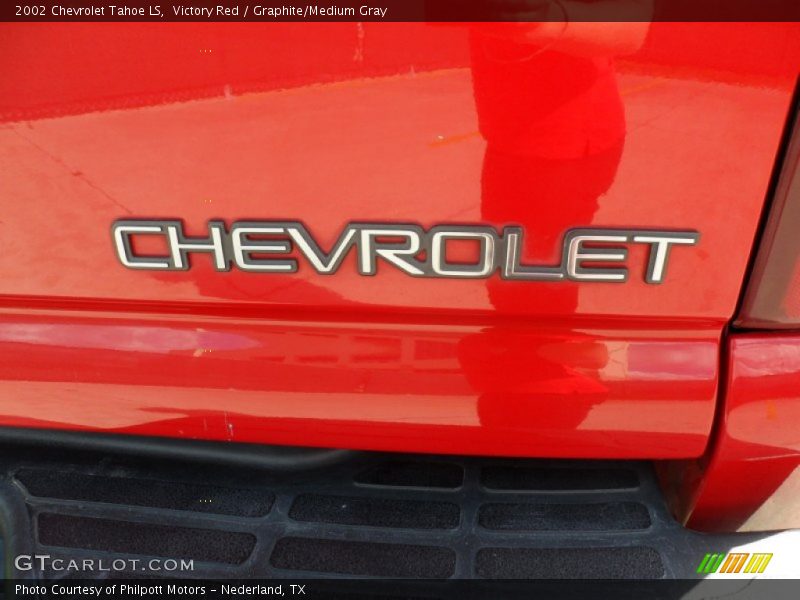 Victory Red / Graphite/Medium Gray 2002 Chevrolet Tahoe LS