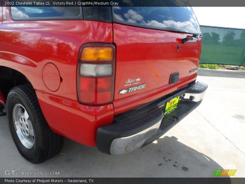 Victory Red / Graphite/Medium Gray 2002 Chevrolet Tahoe LS