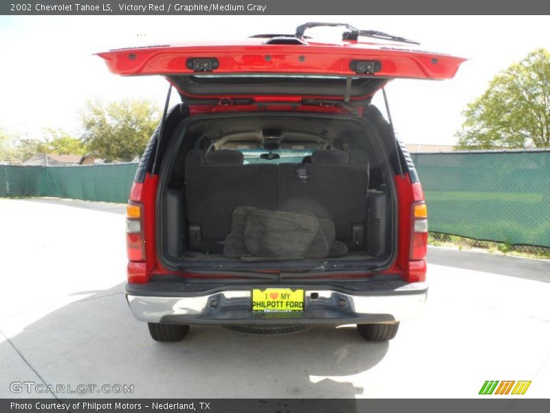 Victory Red / Graphite/Medium Gray 2002 Chevrolet Tahoe LS