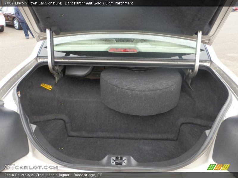 Light Parchment Gold / Light Parchment 2002 Lincoln Town Car Signature