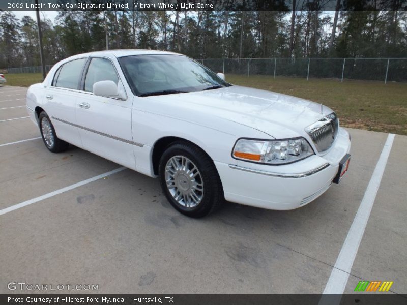 Vibrant White / Light Camel 2009 Lincoln Town Car Signature Limited