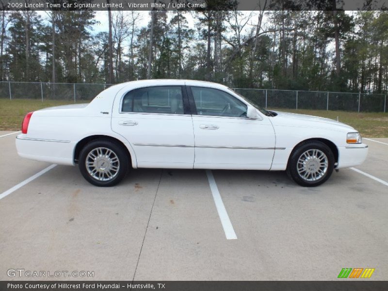 Vibrant White / Light Camel 2009 Lincoln Town Car Signature Limited