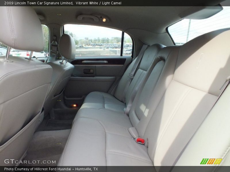 Vibrant White / Light Camel 2009 Lincoln Town Car Signature Limited