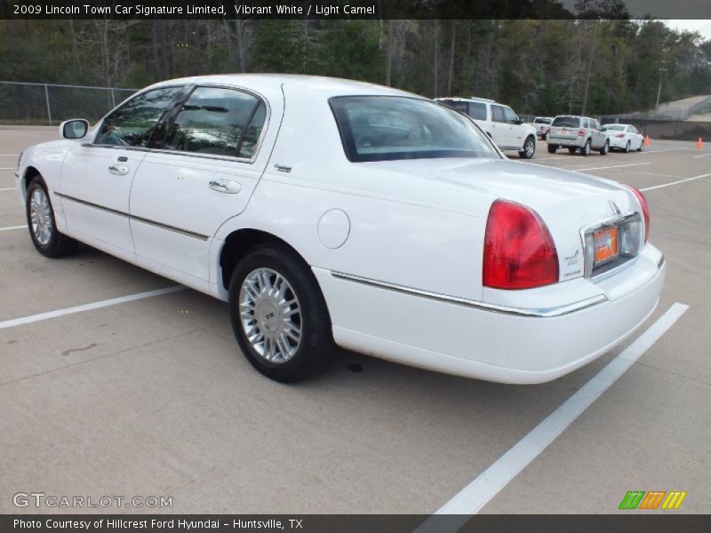 Vibrant White / Light Camel 2009 Lincoln Town Car Signature Limited