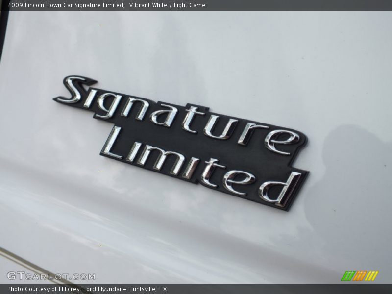 Vibrant White / Light Camel 2009 Lincoln Town Car Signature Limited