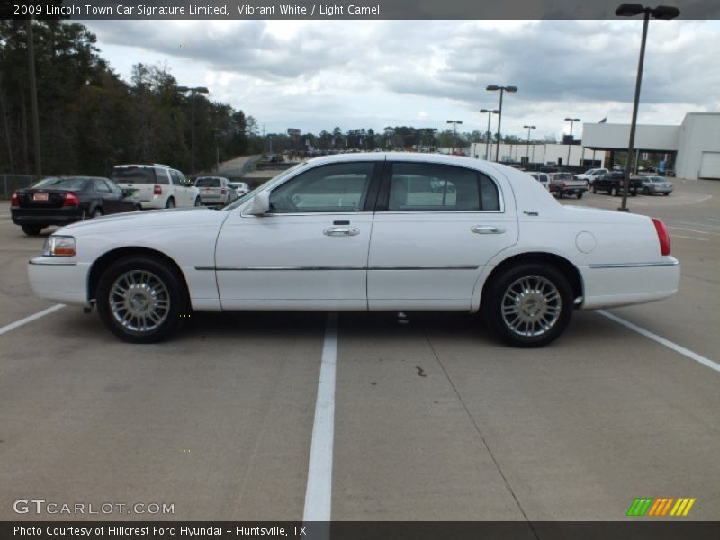 Vibrant White / Light Camel 2009 Lincoln Town Car Signature Limited
