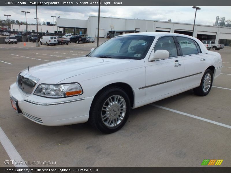 Vibrant White / Light Camel 2009 Lincoln Town Car Signature Limited