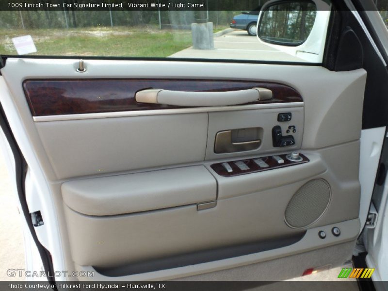 Vibrant White / Light Camel 2009 Lincoln Town Car Signature Limited