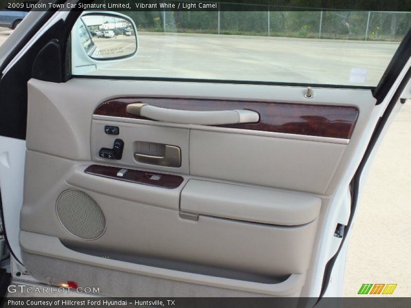 Vibrant White / Light Camel 2009 Lincoln Town Car Signature Limited