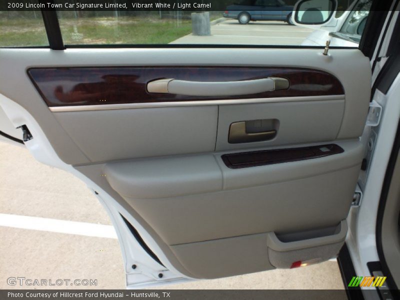 Vibrant White / Light Camel 2009 Lincoln Town Car Signature Limited
