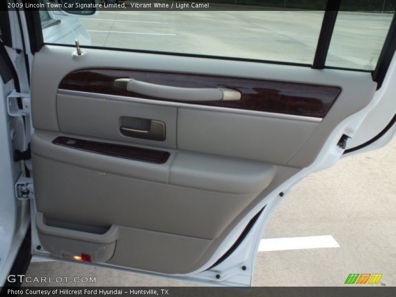 Vibrant White / Light Camel 2009 Lincoln Town Car Signature Limited