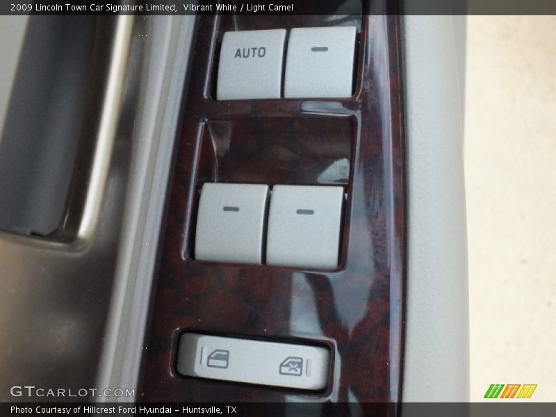 Vibrant White / Light Camel 2009 Lincoln Town Car Signature Limited