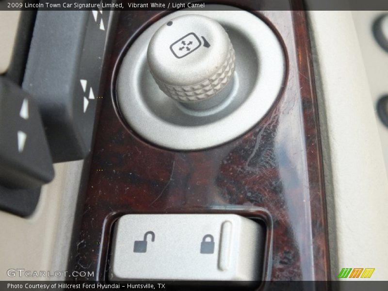 Vibrant White / Light Camel 2009 Lincoln Town Car Signature Limited