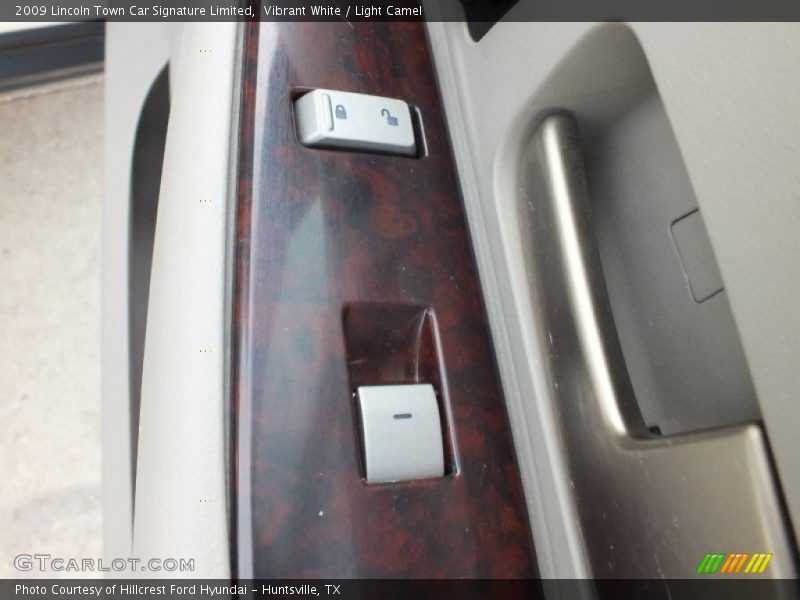 Vibrant White / Light Camel 2009 Lincoln Town Car Signature Limited
