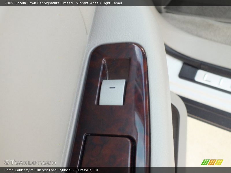Vibrant White / Light Camel 2009 Lincoln Town Car Signature Limited