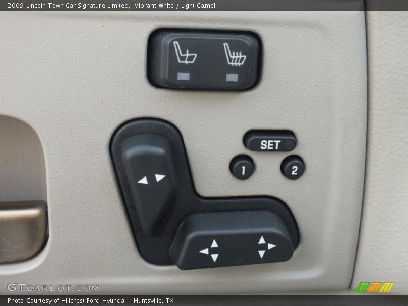 Vibrant White / Light Camel 2009 Lincoln Town Car Signature Limited