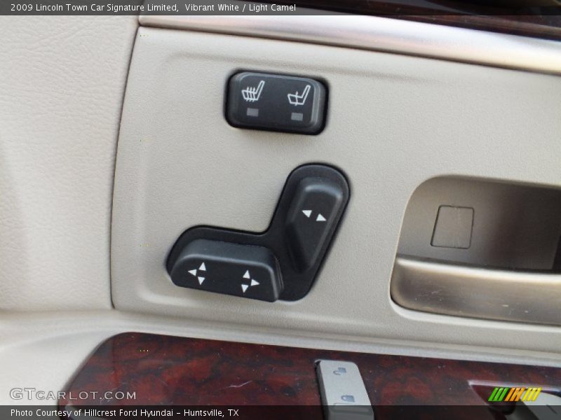 Vibrant White / Light Camel 2009 Lincoln Town Car Signature Limited