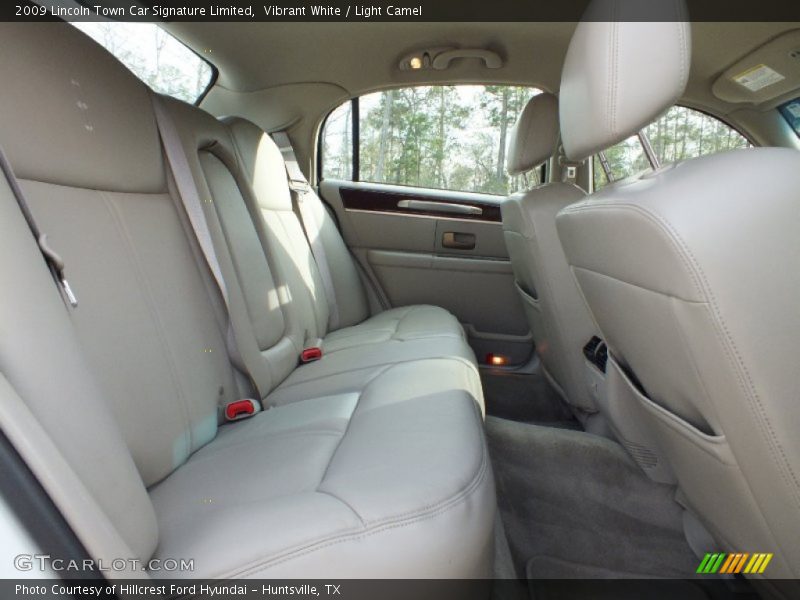 Vibrant White / Light Camel 2009 Lincoln Town Car Signature Limited