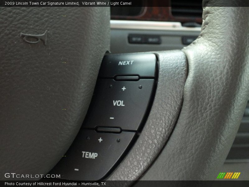 Vibrant White / Light Camel 2009 Lincoln Town Car Signature Limited