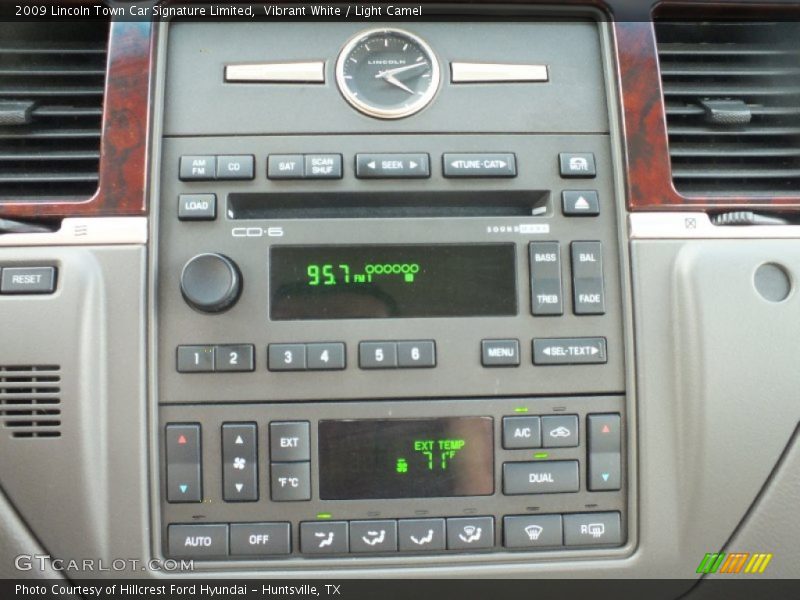 Vibrant White / Light Camel 2009 Lincoln Town Car Signature Limited