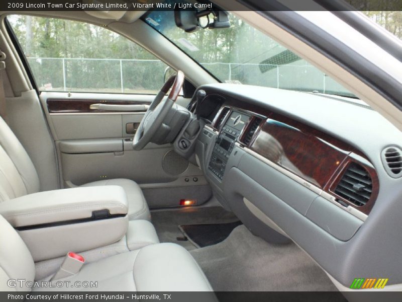 Vibrant White / Light Camel 2009 Lincoln Town Car Signature Limited