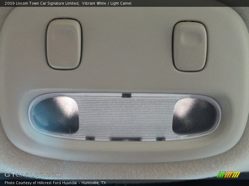 Vibrant White / Light Camel 2009 Lincoln Town Car Signature Limited