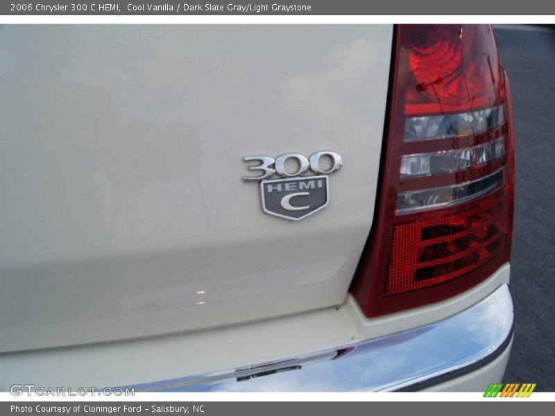 Cool Vanilla / Dark Slate Gray/Light Graystone 2006 Chrysler 300 C HEMI