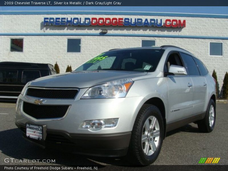 Silver Ice Metallic / Dark Gray/Light Gray 2009 Chevrolet Traverse LT