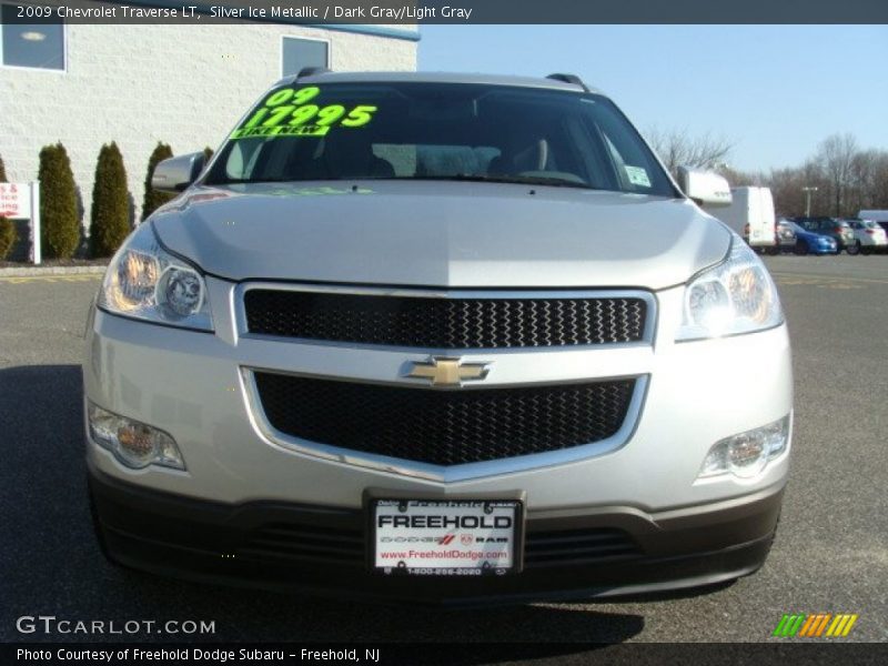 Silver Ice Metallic / Dark Gray/Light Gray 2009 Chevrolet Traverse LT