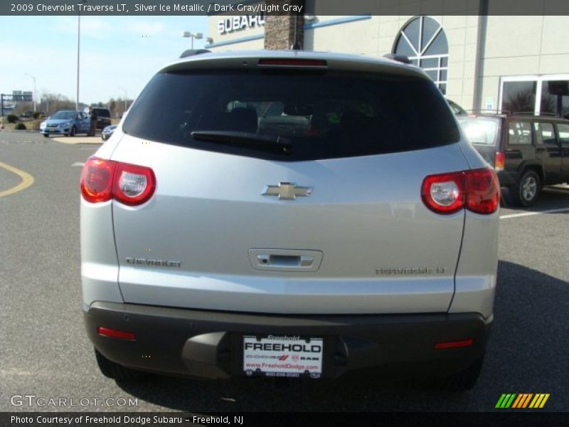 Silver Ice Metallic / Dark Gray/Light Gray 2009 Chevrolet Traverse LT