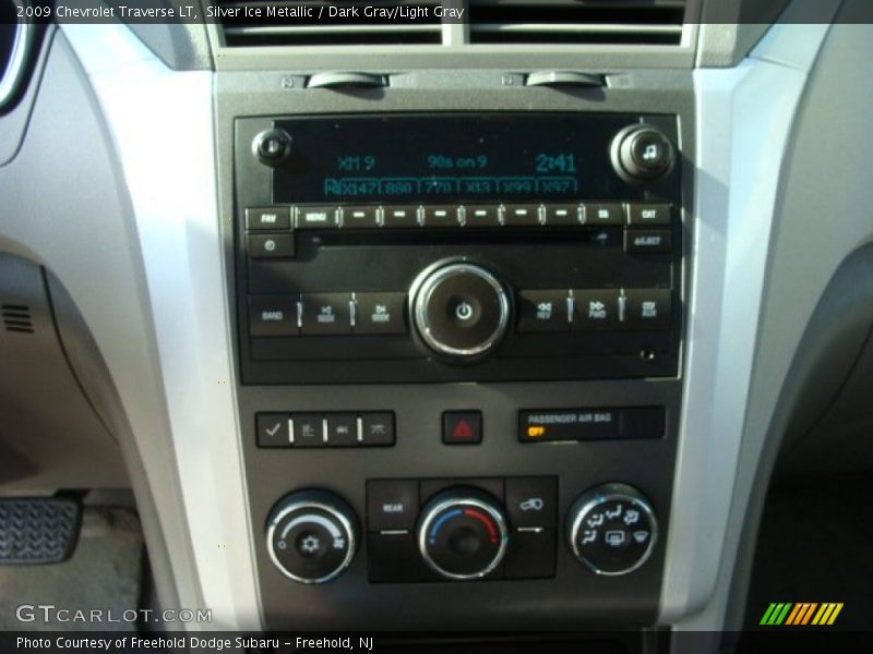 Silver Ice Metallic / Dark Gray/Light Gray 2009 Chevrolet Traverse LT