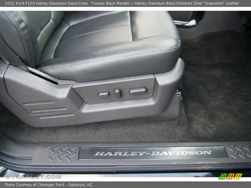 Tuxedo Black Metallic / Harley-Davidson Black/Smoked Silver 