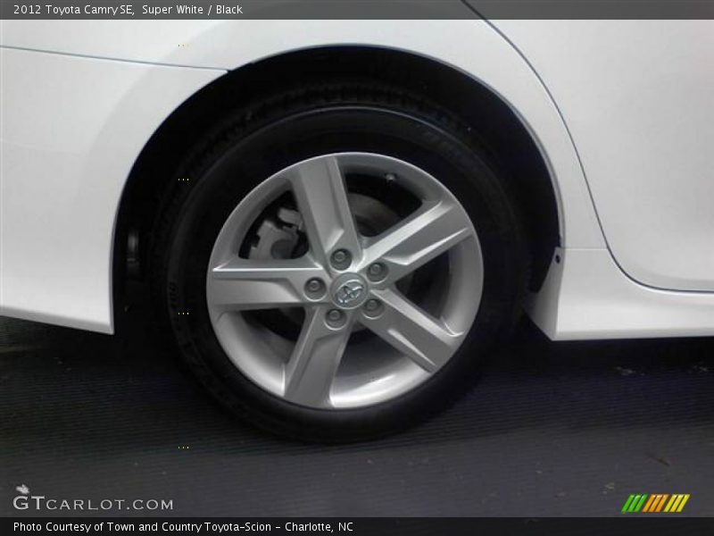 Super White / Black 2012 Toyota Camry SE
