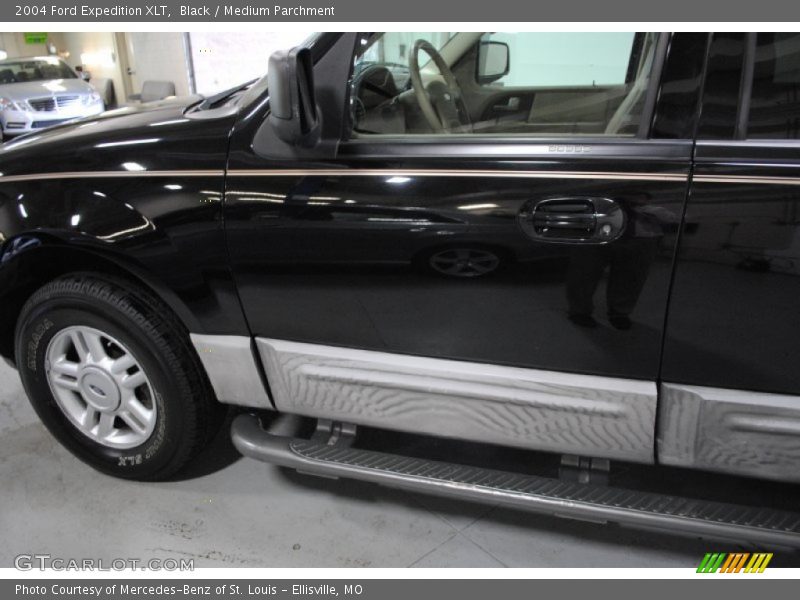 Black / Medium Parchment 2004 Ford Expedition XLT