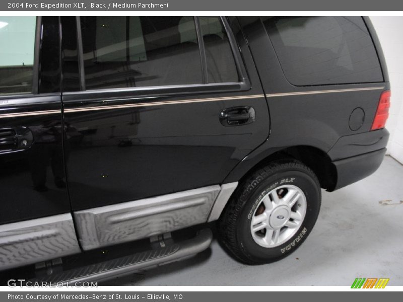 Black / Medium Parchment 2004 Ford Expedition XLT
