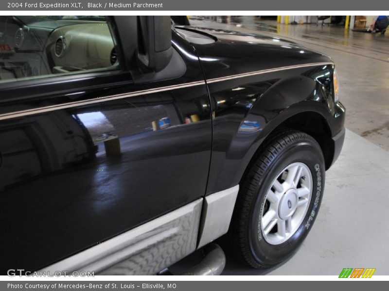 Black / Medium Parchment 2004 Ford Expedition XLT