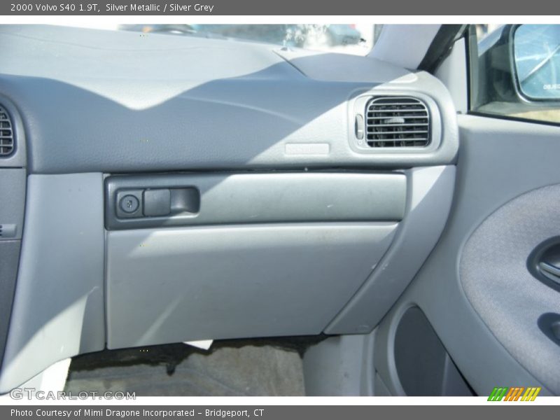 Silver Metallic / Silver Grey 2000 Volvo S40 1.9T