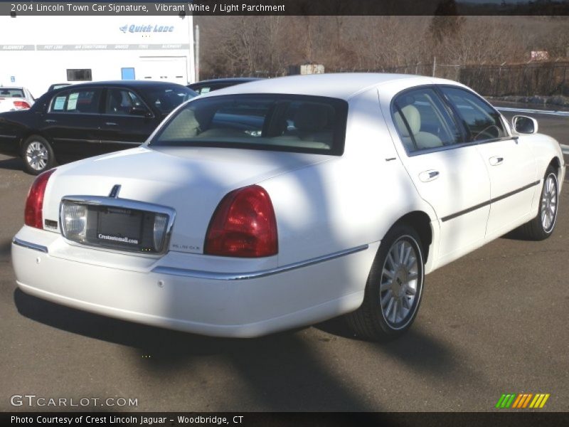 Vibrant White / Light Parchment 2004 Lincoln Town Car Signature