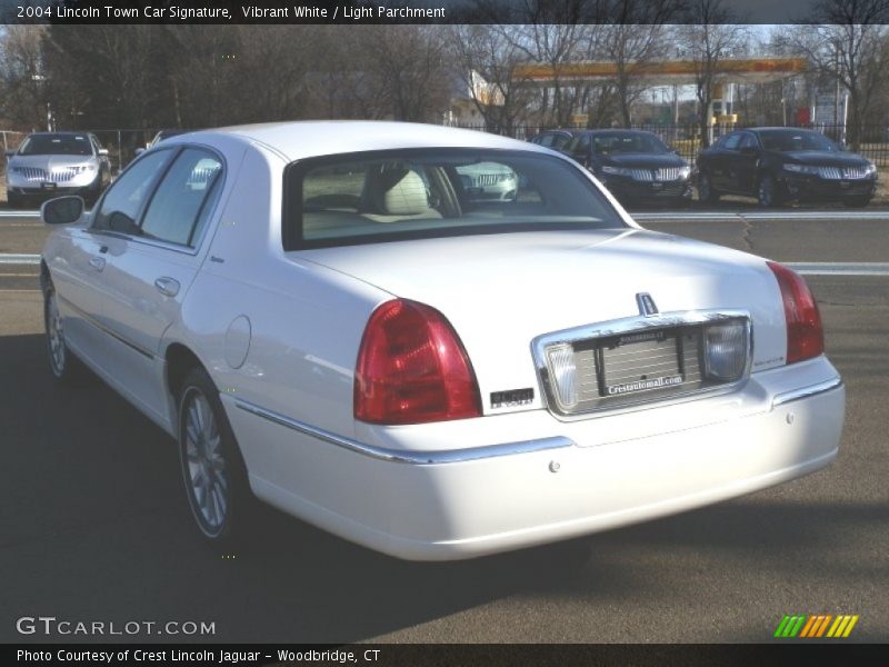 Vibrant White / Light Parchment 2004 Lincoln Town Car Signature