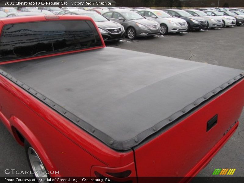 Victory Red / Graphite 2001 Chevrolet S10 LS Regular Cab