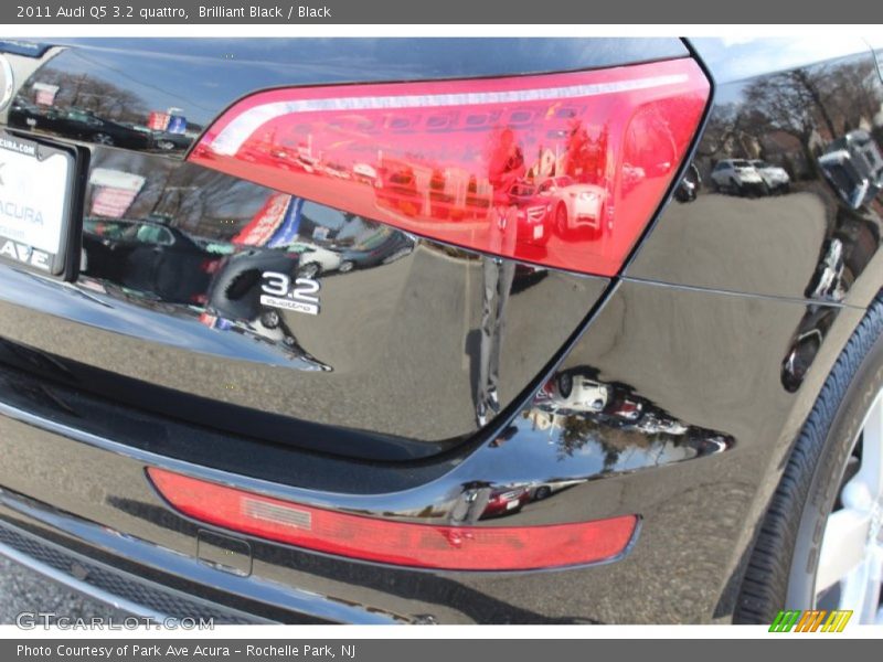 Brilliant Black / Black 2011 Audi Q5 3.2 quattro