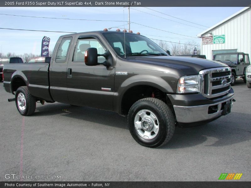 Front 3/4 View of 2005 F350 Super Duty XLT SuperCab 4x4