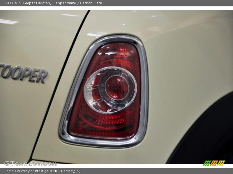 Pepper White / Carbon Black 2011 Mini Cooper Hardtop