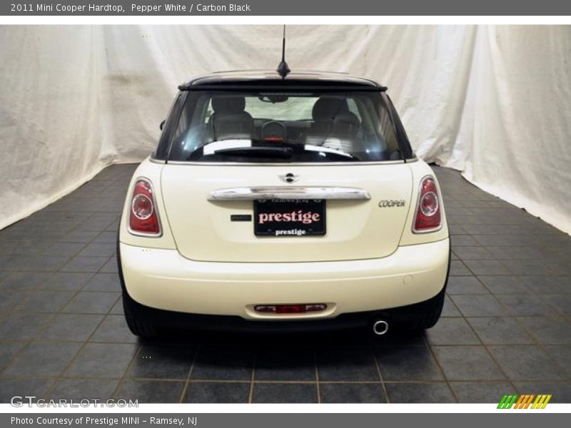 Pepper White / Carbon Black 2011 Mini Cooper Hardtop