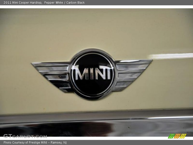 Pepper White / Carbon Black 2011 Mini Cooper Hardtop