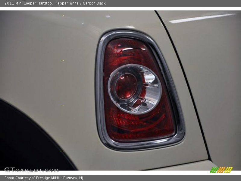 Pepper White / Carbon Black 2011 Mini Cooper Hardtop