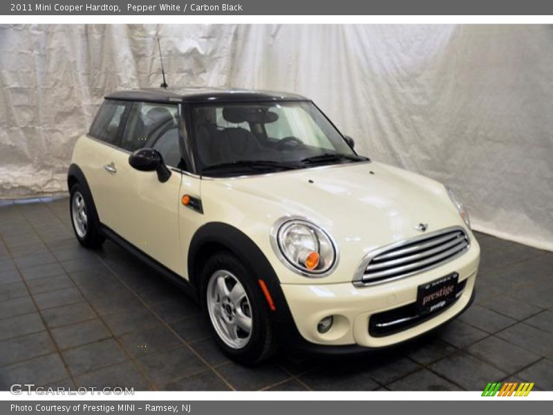 Pepper White / Carbon Black 2011 Mini Cooper Hardtop