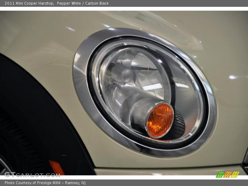 Pepper White / Carbon Black 2011 Mini Cooper Hardtop