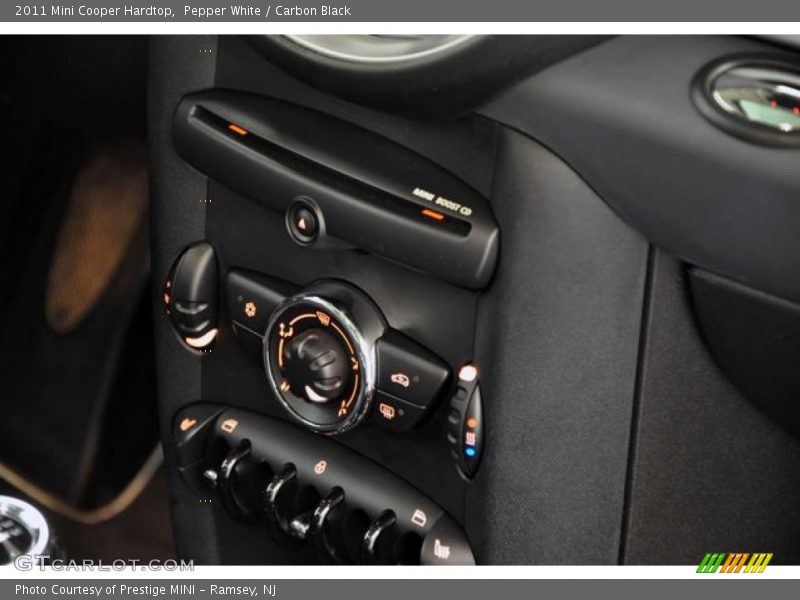 Pepper White / Carbon Black 2011 Mini Cooper Hardtop