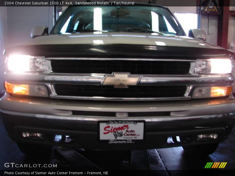Sandalwood Metallic / Tan/Neutral 2004 Chevrolet Suburban 1500 LT 4x4